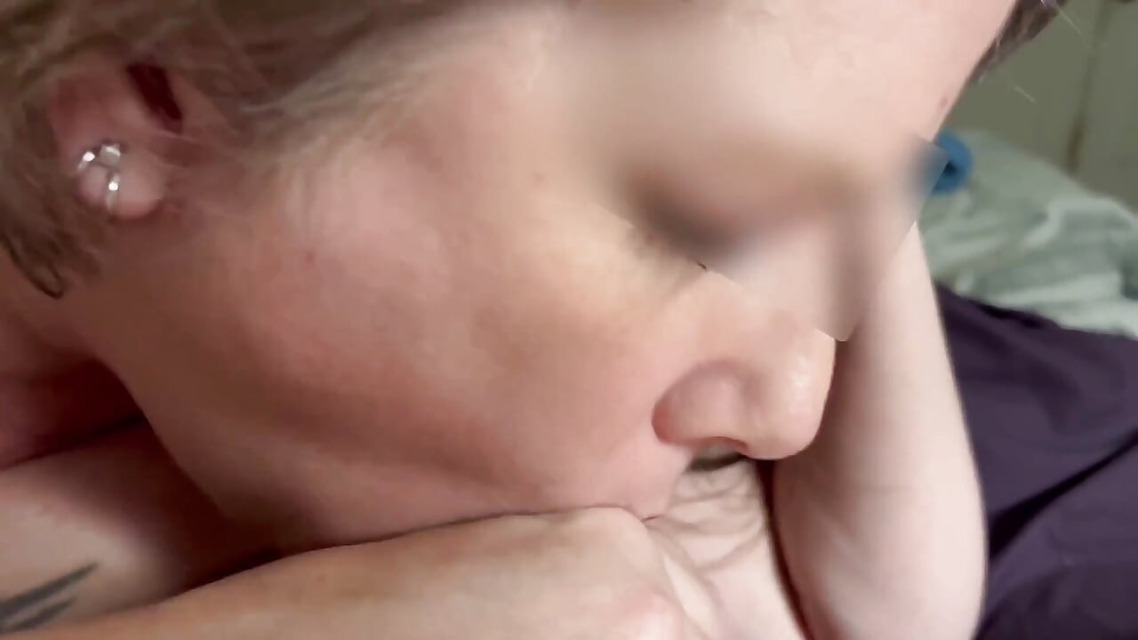 Sexy esposa nua dá-lhe um boquete e baba seu esperma no peito