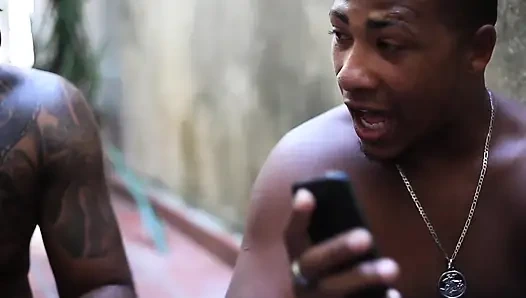 Pelukis menjatuhkan kuas dan memberikan kuas pada nyonya rumah