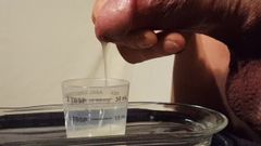 Une Asiatique éjacule dans 15 ml de sperme épais