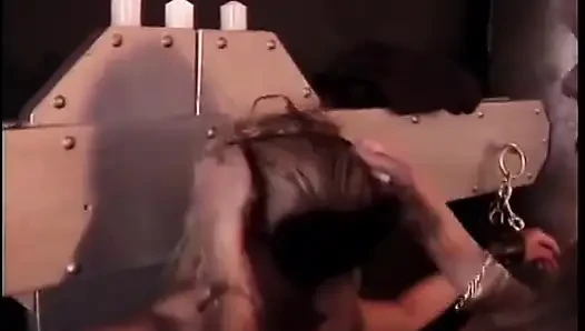 Domina in latex versohlt und muschi-klammern devote schlampe
