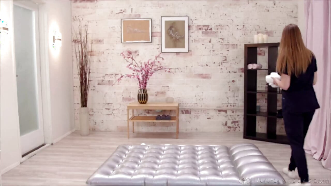 Nuru masajı - seksi genç Laney Grey masajdan sonra ağzını dölle dolduruyor