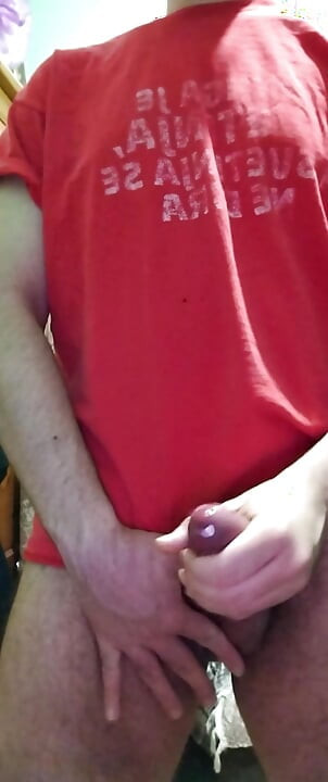 מאונן את הזין הגדול שלי וטועם את הזרע שלי