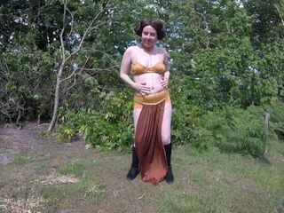 Cosplay księżniczki Leii w ogrodzie