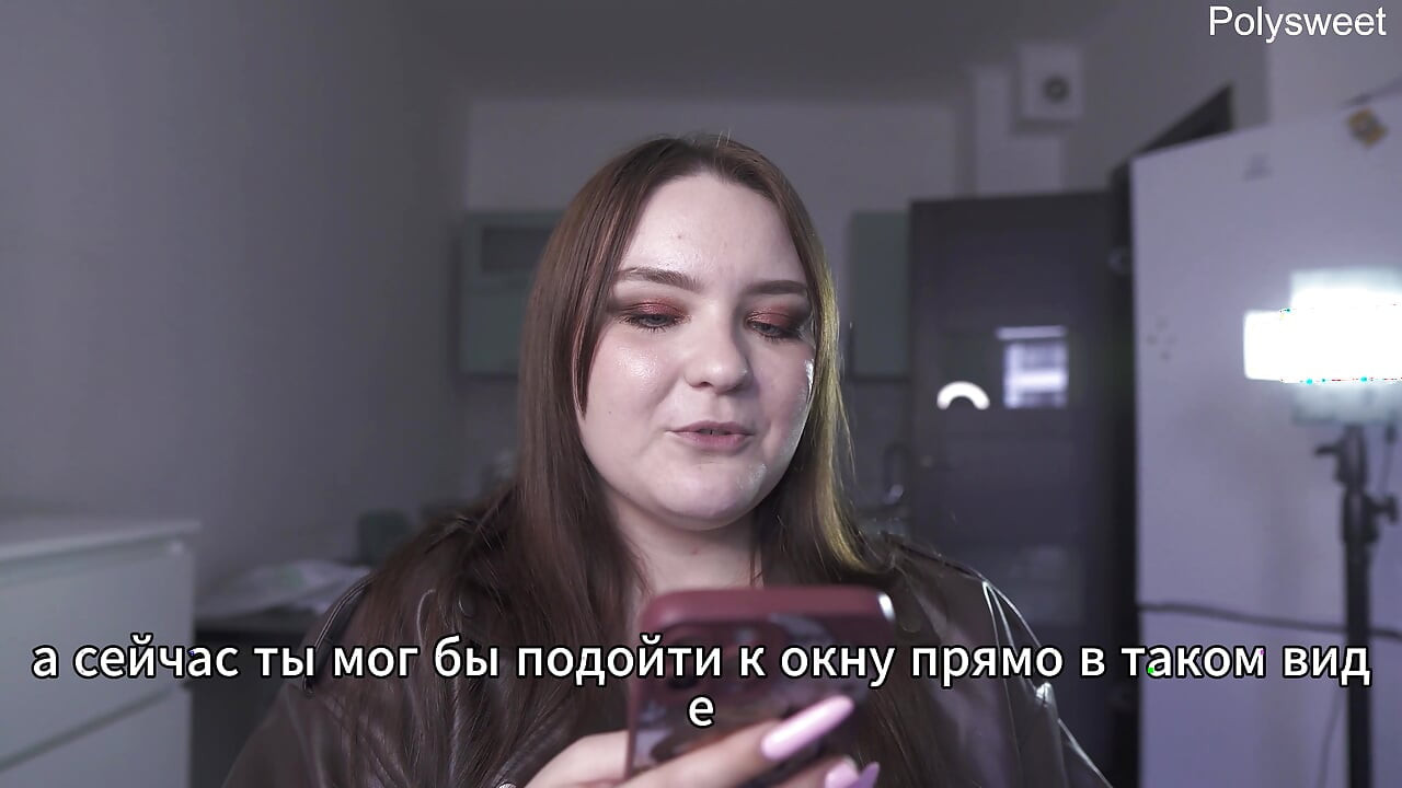 Porno priča - Igrala se gola sa prodavcem dok su mušterije šetale (ruski, svetlosna femdom, gola u javnosti)