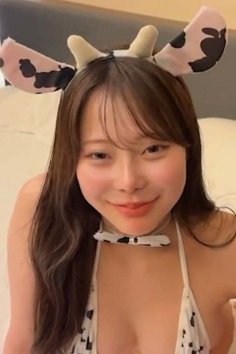 Bắn tinh vào lỗ hậu hoang dã với ba kết thúc. Chơi bằng miệng và làm tình thô bạo làm cho bộ ba karaoke này trở nên mãnh liệt.