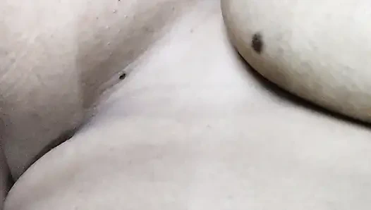 Muslimische seema betrügt mit ehemann, um hinduistischen freund schwanz zu lutschen