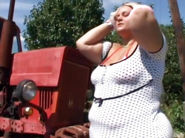 Large white lady sucks cock