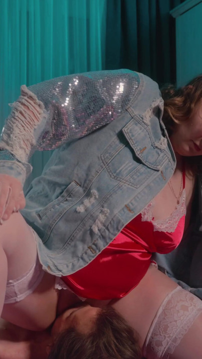 Büyük götlü yüze oturma ve göt sallama - beyaz çoraplı tombul orta yaşlı seksi kadın kıllı amcıklı ve şişman götlü sıska adama ağır basıyor | Klip 1