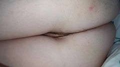 Il culo peloso della moglie e il rigonfiamento della figa posteriore - inconsapevole