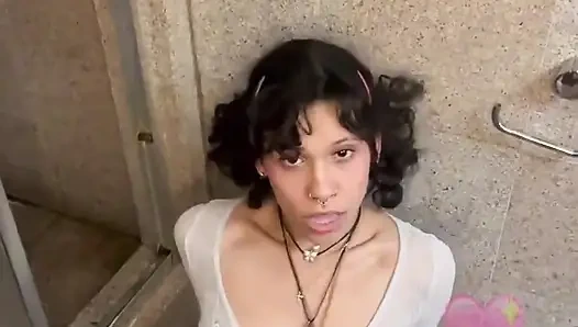 Memek sempit cewek mungil ini dientot habis-habisan sampai kencing di lantai