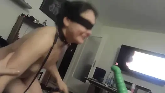 Saya perlu menjilat dildo kotor hingga bersih