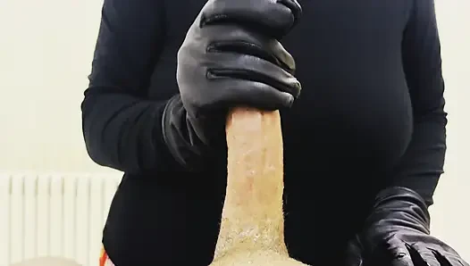 Sestraw dengan sarung tangan