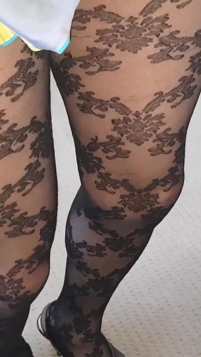 ダニが柄入りパンティストッキングでセクシーな脚を見せる