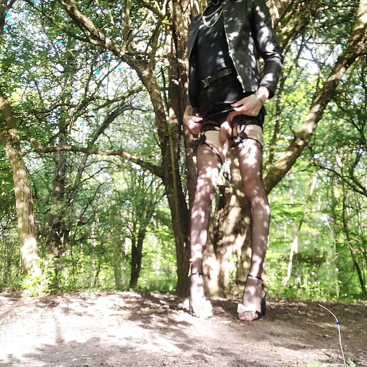 Die GRAND⭕️TOUR über den Napoleon-Parkplatz im Forêt de BRUNOY. Zeigen Sie deinen JeaN-Minirock, offene tasse. VaneSsaBiTCHx PariSChienneTrvprod⁹⁹",
