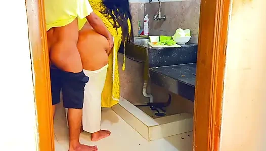 Mutfakta köri keserken aniden kayınvalidemi siktim - desi sert seks