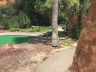 Публичный секс в мини-гольф с милфой с большими сиськами