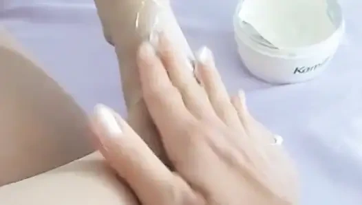 FOOT MASSAGE WITH HAND CREAM AND BODY MILK