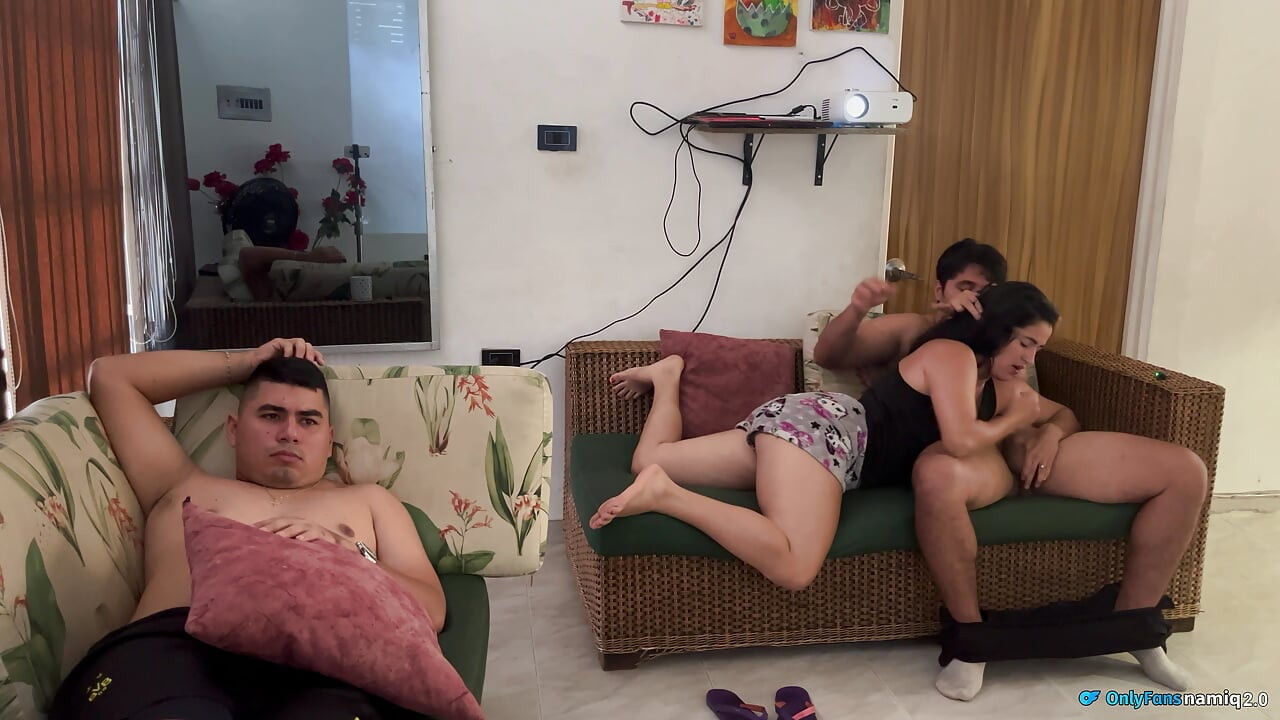 Maćeha moja prijateljica je tamo, želiš moj kurac u ustima i svrši na mene???!!!!