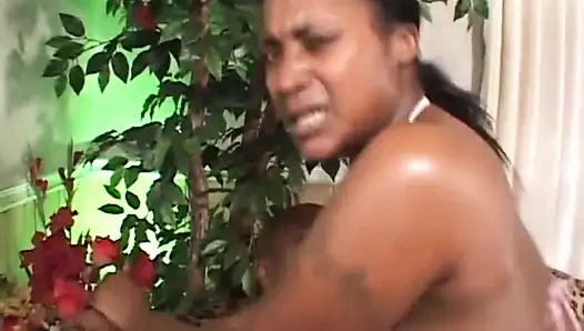 Büyük götlü zenci kız amcık yalıyor domalma pozisyonunda sikişiyor