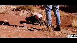 Rebelde rhyder com destino a uma bunda chicoteada no deserto