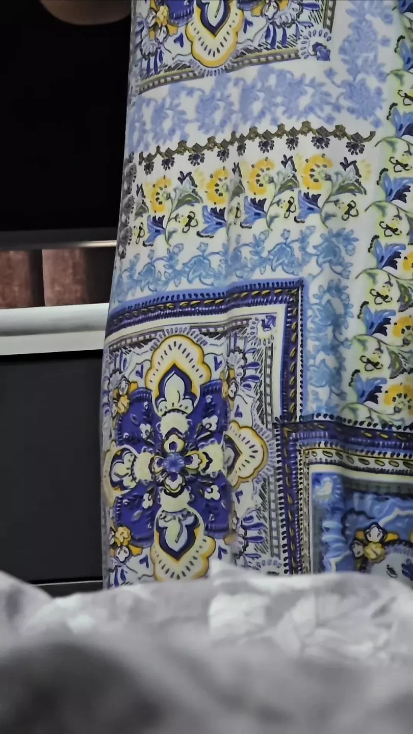 Une belle-mère sort sa robe en restant en body pendant que son beau-fils est nu avec sa bite