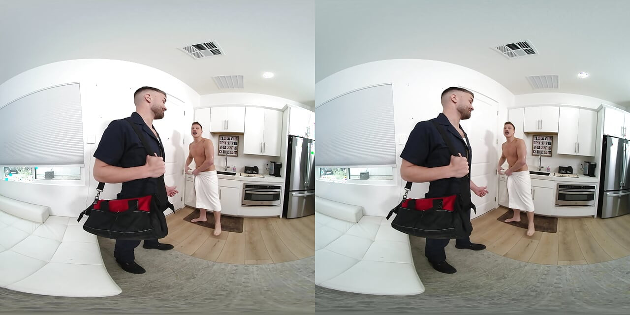 سباك إصلاح أنابيب لوجان آرونز المتسربة بزبه الضخم