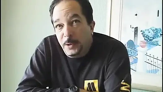 За кулисами с грудастыми шлюхами и чернокожими телочками