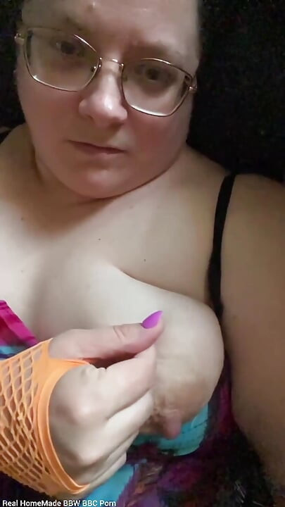 Frotando apretando mis tetas retorciendo mis pezones