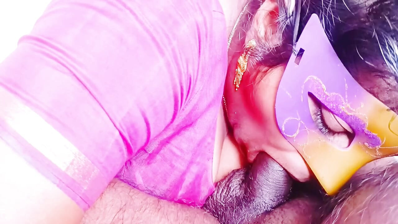 Зрадливий секс. Красива сільська домогосподарка сарі зраджує чоловікові, трахаючи батька чоловіка. Брудні розмови на телугу.