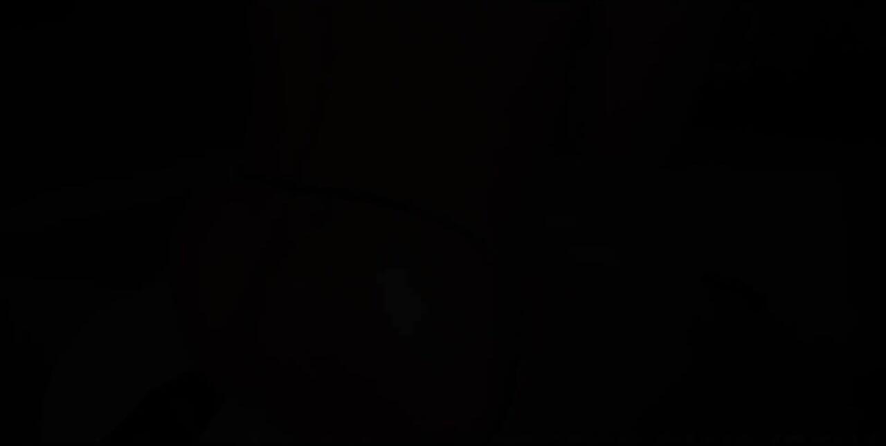 継父が殴りつけてる