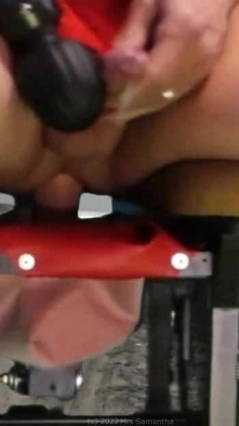 来自的史诗时刻 "萨曼莎夫人在海滩上骑着她的爱滑翔机性爱椅，直到她硬起来！"