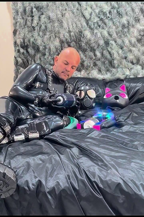 Full Black Rubber Vibes