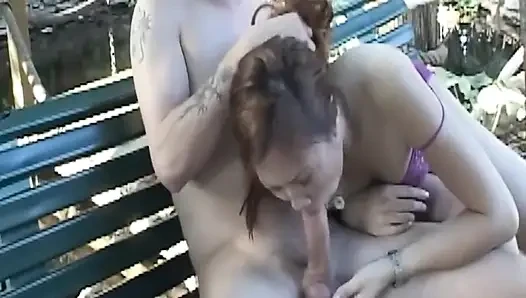 Tante seksi rambut cokelat lagi asik nyepong kontol di kursi taman