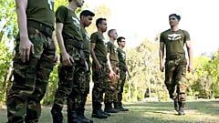 Jongens in het kamp - nieuwe scout wordt uitgekleed en krijgt een echte bedreiging van zijn scoutmeesters