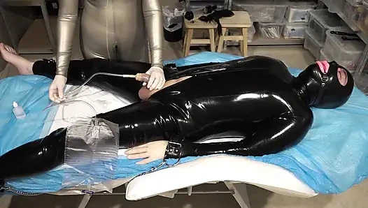 Danielle в латексе испорченный писс, писсинг с мастурбацией ее рабыни