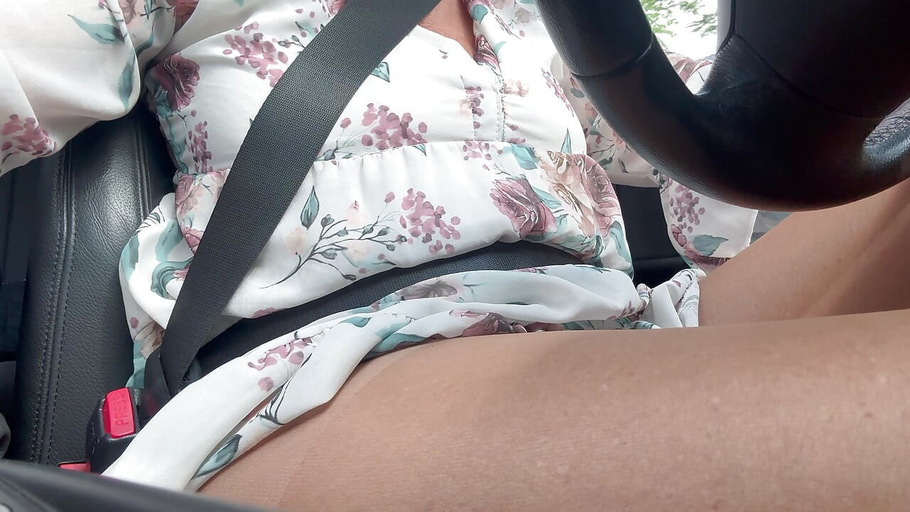 Senhora sexy dirigindo para casa e me assista fazer isso