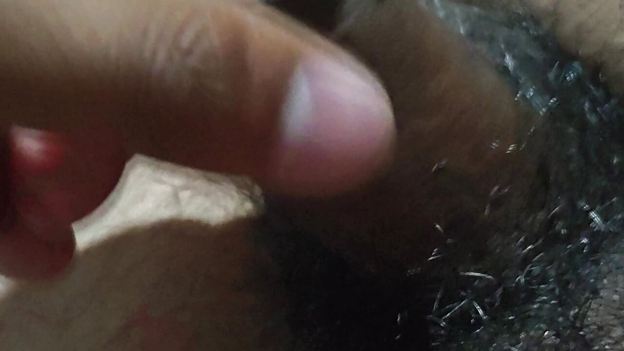 Un beau garçon doigte une bite poilue