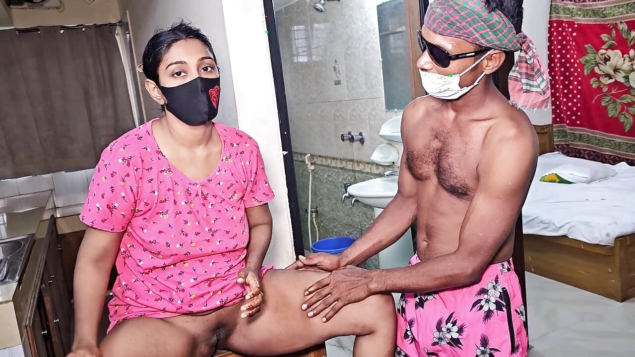 Desi maidservant bai ko sare dosto ne saath gud faar ke choda aur ek saath maal muh me giraya