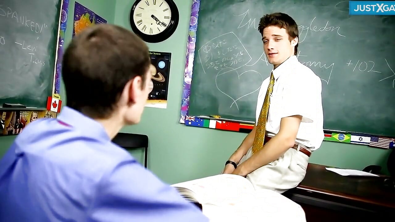 Adam, twink avide, prend la grosse bite de Krys dans la salle de classe