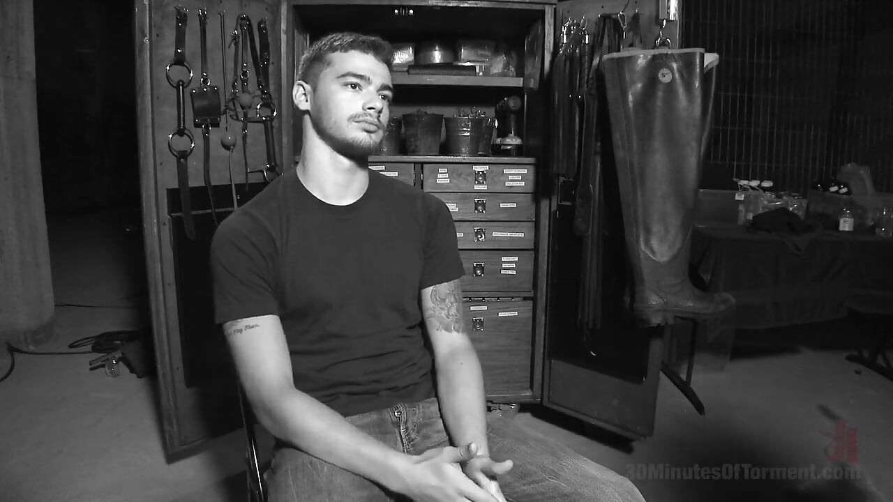 החתיך הישר טרבור ספייד מיוסר עד קיצוניות