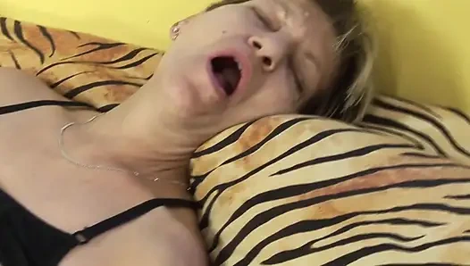 Nenek tua suka seks solo!