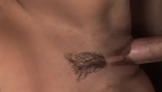 Pelacur brunette mengisap kontol raksasa