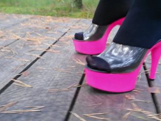 Doamna mă plimb cu mule roz.