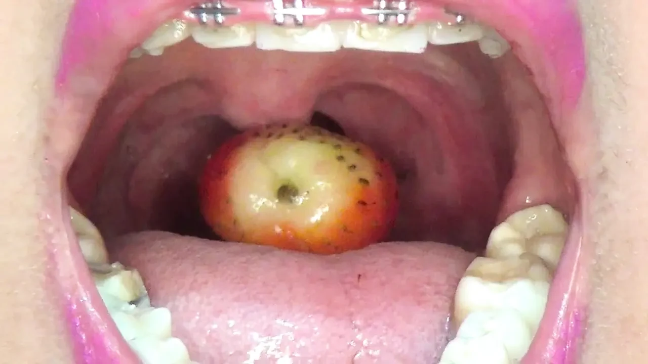 I Swallowed a Lot of Huge Strawberries!!