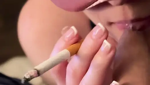 Gözleri bağlıyken sigara içen oral seks