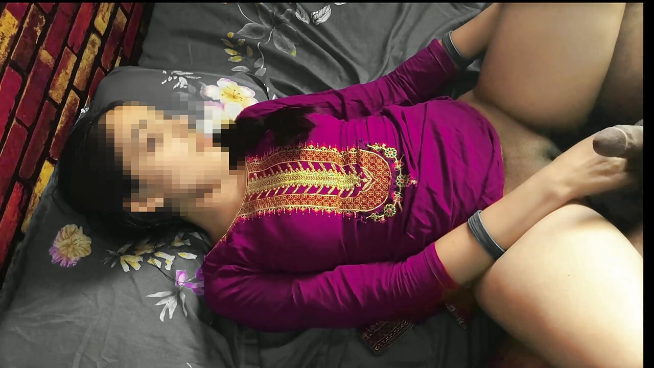 La hermanastra india virgen recibe una follada anal y corrida en el culo
