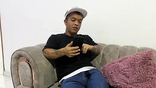 Aku ngentot saudara tiriku yang sange setelah melamarnya untuk merasakan pose aneh yang kulihat di internet