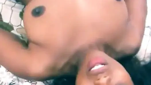 Cewek kulit hitam dientot sama kontol pria kulit putih yang lagi ngidam kontol