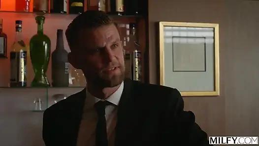 Ненасытная милфа Holly соблазняет бармена и его подругу Leana