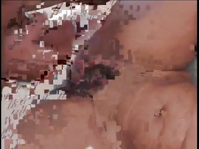Puta chupando polla obtiene splooge facial después de mamada y montando una polla dura